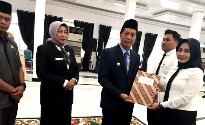 Pj Bupati Barito Utara Muhkis menyerahkan SK kepada para PPPK  Kamis 2 November 2023.(tegaklurus.net/dor abram he) 