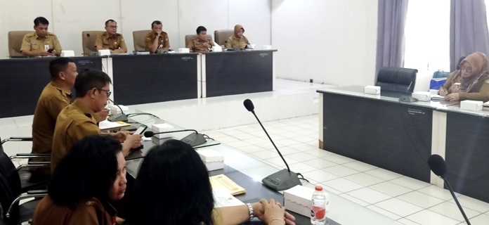 Plt Sekda Barito Utara, Jufriansyah, memimpin rapat persiapan bahan paparan Pj Bupati Barito Utara saat evaluasi di Kemendagri, Selasa 7 November 2023.(tegaklurus.net/dir abram he) 