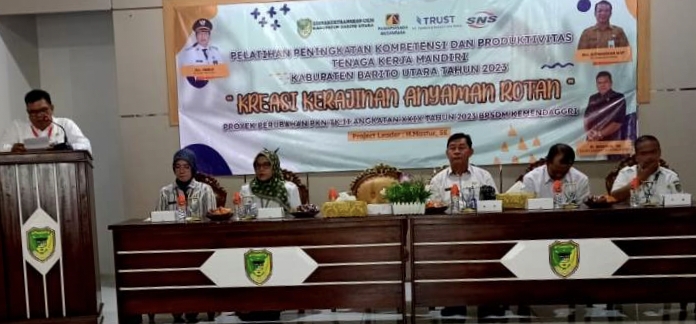 Kepala Disnakertranskop UKM Kabupaten Barito Utara, M Mastur, membuka pelatihan kerajinan anyaman berbahan dasar rotan di Muara Teweh, Rabu 8 November 2023.(tegaklurus.net/dor abram he)