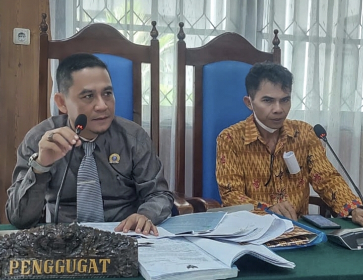 Mantan Kades Linon Besi II, Didi Rosell, dan Kuasa Hukumnya, Rusdi. Mereka memenangkan gugatan terhadap Bupati Barito Utara, Nadalsyah, di PTUN Palangkaraya, Selasa 14 November 2023.(Istimewa) 