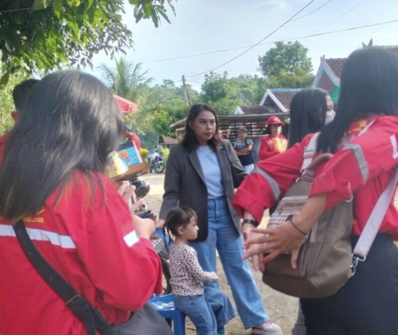Nopiyanti (berbaju hitam) caleg nomor urut 1 Partai Golkar di Dapil II Barito Utara, bersma suaminya Prianto, terus berkeliling menggelar kegiatan sosial kemasyarakatan. (Istimewa) 