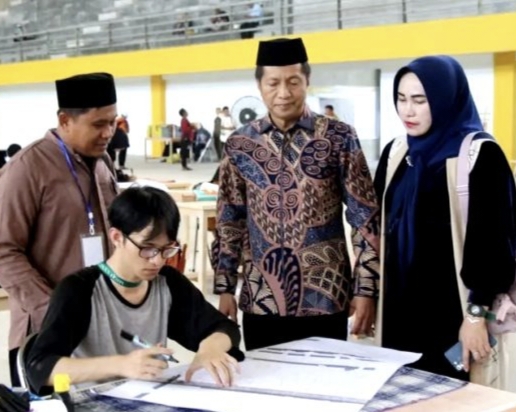 Pj Bupati Barito Utara, Muhlis, dan Ketua TP PKK memberi semangat dan dukungan kepada kafilah Barito Utara yang sedang berlomba Seni Kaligrafi Al Quran pada cabang lomba Khath Naskah putra/putri, Khat Hiasan putra putri di GOR Pangeran Ratu Alamsyah Pangkalan Bun, Senin 20 November 2023.(tegaklurus.net/dor abram he)