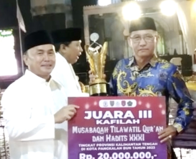 Gubernur Kalteng Sugianto Sabran menyerahkan piala dan uang pembinaan kepada kafilah Barito Utara yang meraih juara terbaik III pada MTQH ke XXXI Provinsi Kalteng. Hadiah diterma oleh Sekretaris Umum LPTQ Barito Utara, Saiful Fahmi, Jumat 24 November 2023.(Istimewa)