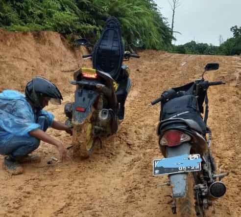 Begini nasib karyawan asal Benangin yang bekerja diareal konsesi PKP2B PT BEK di Kecamatan Teweh Timur, Barito Utara. Tiga kades di Benangin meminta perusahan menyedikan fasilitas bus dan perbaikan jalan sama seperti yang meteka lakukan di wilayah Kaltim.(tegaklurus.net/melki) 