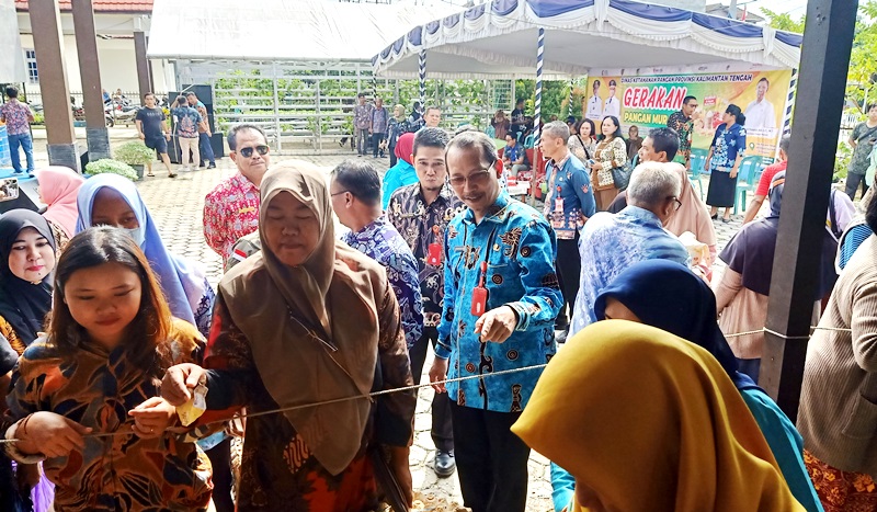 Pj Sekda Barito Utara,, Jufriansyah, bersama asisten sekda, Kadis Sosial PMD, Kadis KPP, dan perwakilan Dinas Ketahanan Pangan Kalteng usai meninjau Gerakan Pangan Murah (GPM) di Muara Teweh, Kamis 30 November 2023.(tegaklurus.net/dro abrams he