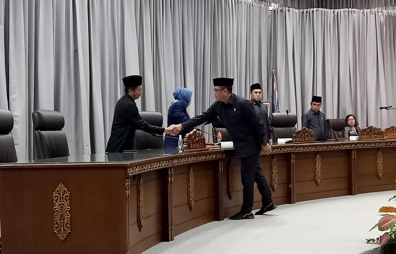 Fraksi PD DPRD Barito Utara menyerahkan pemandangan umum fraksi kepada ketua DPRD Barito Utara, pada rapat paripurna II, Senin 20 Novenber 2023.(tegaklurus.net/dor abean he) 