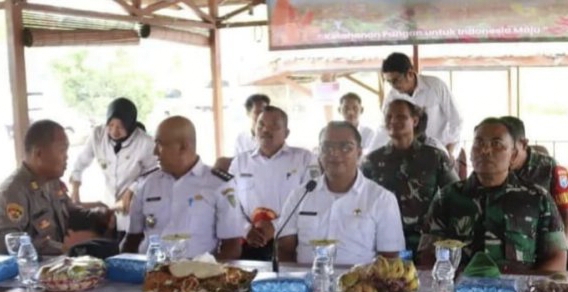 Plt Sekda Barito Utara Jufriansyah bersama pejabat lainnya mengikuti vidcon bersama Wakil Presiden, KH Ma'aruf Amin. Dalam kegiatan itu mengambil tema Ketahanan Pangan untuk Indonesia Maju di Pemancingan Andina Desa Trahean, Kecamatan Teweh Selatan, Rabu 1 November 2023.(Istimewa) 
