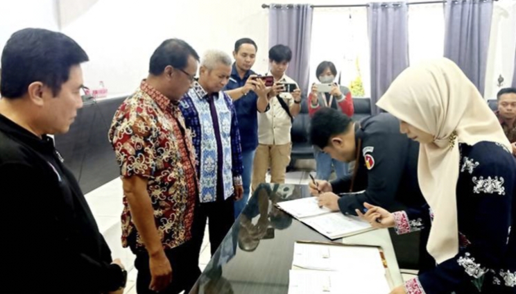 Plt Sekda Barito Utara, Jufriansyah, didampingi staf ahli bupati  Ardian, Kaban Kesbangpol, Rayadi, menyaksikan penandatanganan Naskah Perjanjian Hibah Daerah (NPHD) KPU dan Bawaslu tahun 2024, Kamis 2 November 2023.(tegaklurus.net/dor abrams he) 