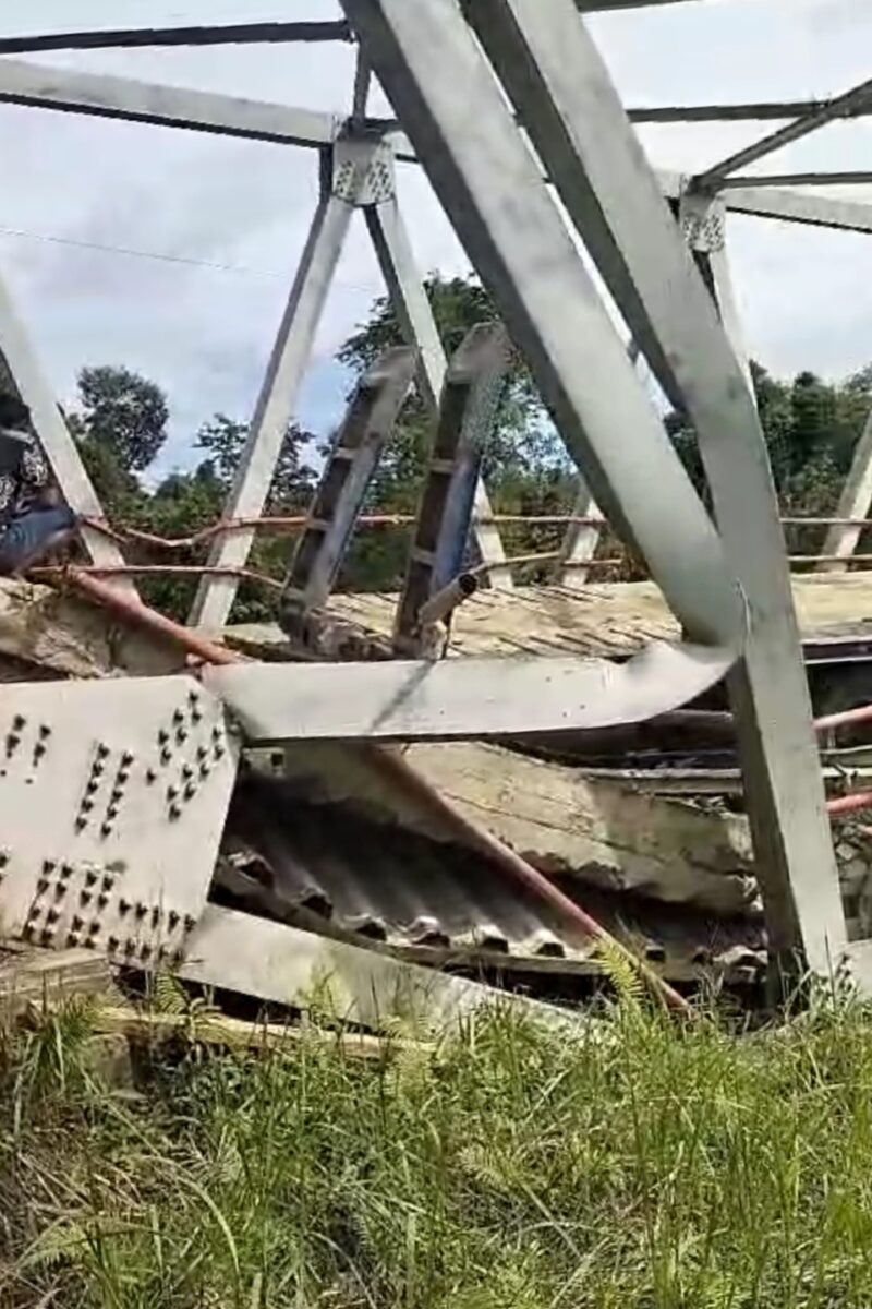 Kerusakan struktur bangunan atas Jembatan Sei Talino Kecil di Kecamatan Gunung Purei, Kabupatrn Barito Utara, setelah ditabrak trailer, Jumat, 8 Desember 2023.(Capture video)