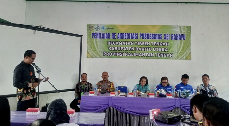 Camat Teweh Tengah Jati Prayogo menyampailamn sambutan saat menerima  tim penilai Re-Akreditasi UPT Puskesmas Sei Rahayu, di Desa Sei Rahayu, Kecamatan Teweh Tengah, Jumat, 10 November 2023.(Istimewa)