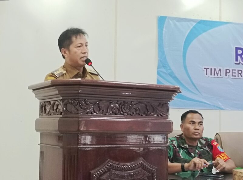Pj Bupati Barito Utara, Muhlis, memimpin rapat koordinasi tim percepatan penurunan stunting tingkat Kabupaten Barito Utara tahun 2023, sekaligus penyerahan dana PMT kepada anak beresiko stunting, Selasa 14 November 2023.(tegaklurus.net/dor abrams he) 