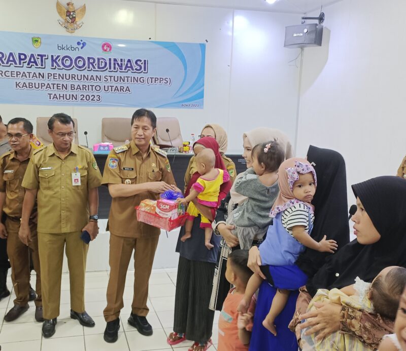 Pj Bupati Muhlis didampingi Plt Sekda Jufriansyah, Kadis Dalduk KB P3A Silas Patiung menyerahkan dana PMT kepada kepada anak berisiko stunting, Selasa 14 November 2023.(tegaklurus.net/dro abrams he) 