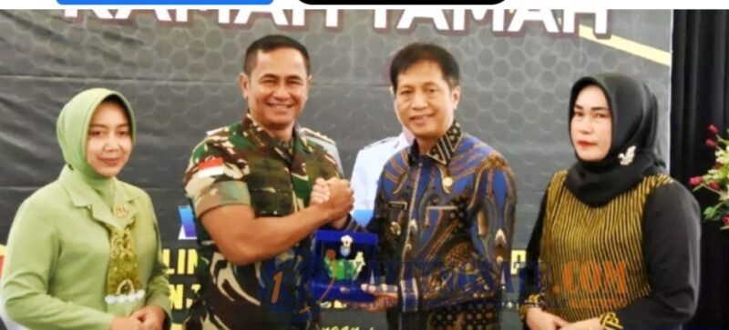 Pangdam XII Tanjung Pura Mayjen TNI Iwan Setiawan didampingi isteri menyerahkan plakat kepada Pj Bupati Muhlis didampingi isteri, saat pada  ramah tamah kunjungan Pangdam ke Barito Utara, Sabtu 7 Oktober 2023.(tegaklurus.net/dor abram he) 