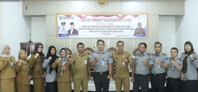 Peserta FGD dan narasumber dari Kanwil Kemenkum-HAM Kalteng foto bersama usai pembukaan FGD, Selasa 14 Oktober 2023.(tegaklurus.net/dro abrams he) 
