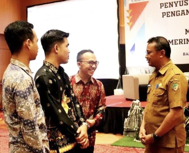 Plt Sekda Barito Utara, Jufriansyah, bersama narasumber dari Kemendagri pada sosialiasi dan pelatihan SIPD RI di Banjarmasin, Senin 30 Oktoner 2023.(tegaklurus.net/dor abram he)
 