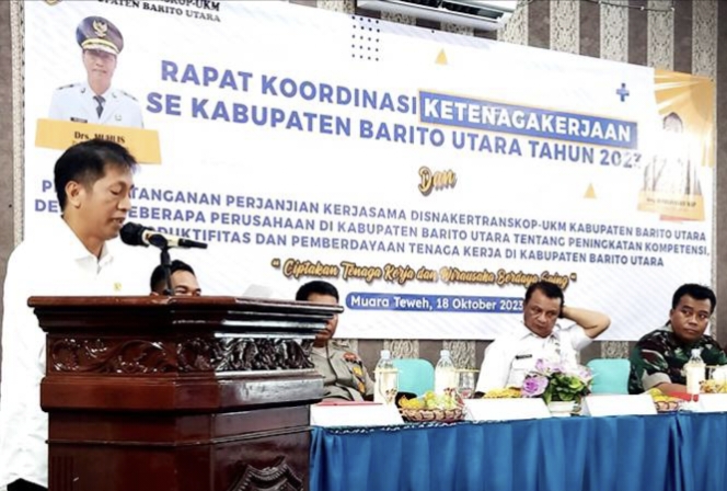 Pj Bupati Barito Utara, Muhlis, membuka rakor ketenagakerjaan di Muara Teweh, Rabu 18 Oktober 2023.(tegaklurus.net/dor abrams he)