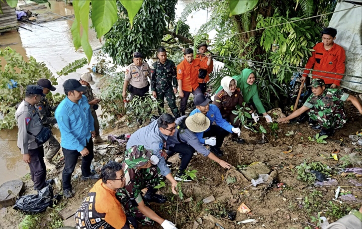 Pj Bupati Barito Utara, Muhlis, bersama Forkopimda menanam pohon di sekitar Bantaran Sungai Jembatan Butong, Jalan Panglima Batur dan Sengaji Hulu, Kamis 7 Desember 2023.(tegaklurus.net/dor abram he)