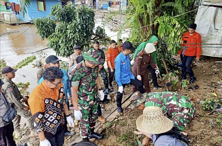 Pj Bupati Muhlis bersama, Dandim 1013 Muara Teweh, Kadis Lingkungan Hidup, Kepala Pelaksana BPBD, Ketua PA, Ketua PN dan lainnya saat menanam pohon di bantaran Sungai Barito, Kamis 7 Desember 2023.(ist)