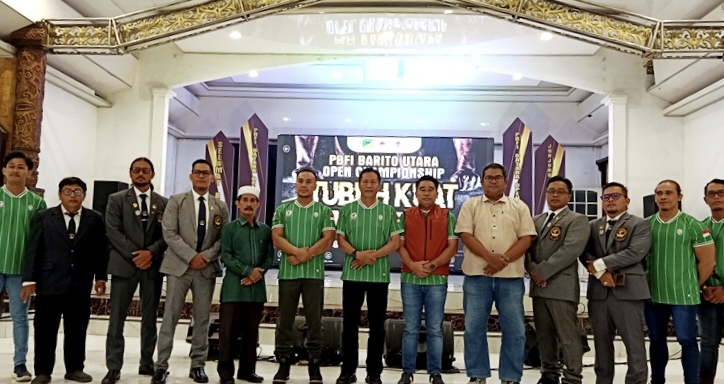 Ketua PBFI Barito Utara, Parmana Setiawan, bersama bersama Pj Bupati Barito Utara Muhlis, usai pembukaan PBFI Batara Open Championship 2023, di Muara Teweh, Sabtu 9 Desember 2023.(tegaklurus.net/dor abram he)