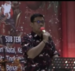 Anggota DPRD Barito Utara Karianto Saman menghadiri Natal KWDM di aula Bappeda Litbang, Senin (11/12/2023) malam.(tegaklurus.net/dor abrams he) 
