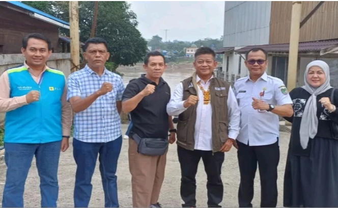 Anggota DPRD Barito Utara, juga  Ketua Fraksi PDI Perjuangan, Henny Rosgiaty Rusli, mendampingi reses perseorangan anggota DPR  Dapil Kalteng  Dr Willy Midel Yoseph, ke Kecamatan Lahei, Rabu 12 Oktover 2023.(tegaklurus.net/dir abram he) 