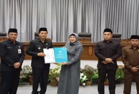 Pj Bupati Barito Utara, Muhlis, menyerahkan materi dua raperda kepada Ketua DPRD Mery Rukaini, Selasa 24 Oktoner 2024.(tegaklurus
net/dro abram he) 