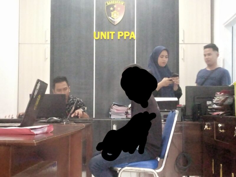 Tersanfka diperkksa di ruang unit PPA, Pplres Barito Utara, Rabu 13 Desember 2023.(ist)