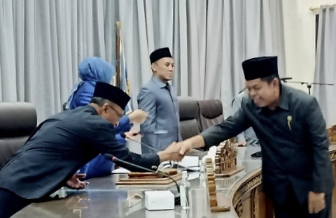 Juru bicara Fraksi PDI Perjuangan, Sunario, menyerahkan pemandangan umum fraksinya kepada pimpinan DPRD, Senin 20 November 2023.(tegaklurus.net/dro abrams he) 