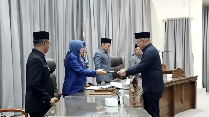 Fraksi PD DPRD Barito Utara menyerahkan pemandangan umum fraksi kepada ketua DPRD Barito Utara, pada rapat paripurna II, Senin 20 November 2023.(tegaklurus.net/dor abram he) 