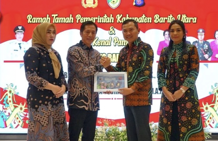 Pj Bupati Barito Utara  Muhlis  memberikan bingkisan kepada AKBP Gede Pasek Muliadyana pada acara kenal pamit Kapolres Barito Utara, di Muara Teweh, Sabtu 30  Desember malam.(st)
