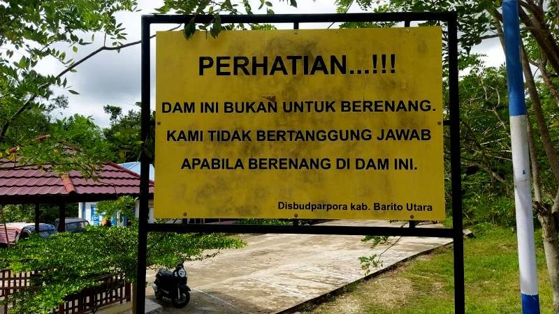 Dinas Kebudayaan, Pariwisata, Kepemudaan dan Olaharaga Kabupaten Barito Utara  memasang papan pengumuman dan imbauan tidak berenang di areal Dam Trinsing.(ist)