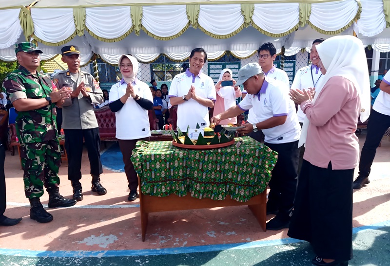 Kepala Kantor Kementerian Agama Barito Utara Abdul Majid Rahimi meotong nasi tumpeng HAB ke-78 yang diserahkan kepada Pj Bupati Muhlis, usai peringatan HAB, Rabu 3 Januari 2024.(tegaklurus.net/dor abram he)