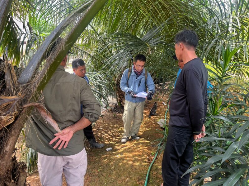 Tim Dinas Perkimtan Kabupaten Barito Utara bertemu dengan para pemilik tanah yang terkena proyek Brndungan Jamut di Kecamatan Teweh Timur. (dok : dinas perkimtan barito utara) 