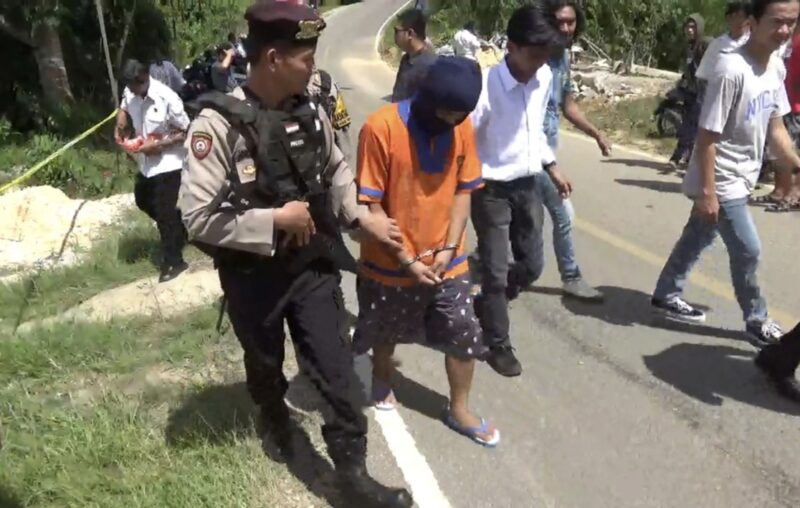 Rekonstruksi pembunuhan PNS BPPD Kabupaten Barito Utara, Hartini, digelar oleh Sat Reskrim, Polres Barito Utara di TKP, Jalan Lingkar Kota, Muara Teweh, Rabu 10 Januari 2024.(tegaklurus.net/Melki)