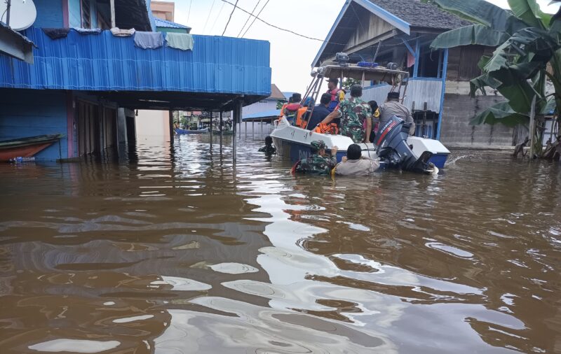 Banjir di Kelurahan Lahei II, Kecamatan Lahei, Kabupaten Barito Utara, Kalimantan Tengah. Foto diambil Kamis 18 Januari 2024 pukul 12.39 WIB. (tegaklurus.net/melki) 