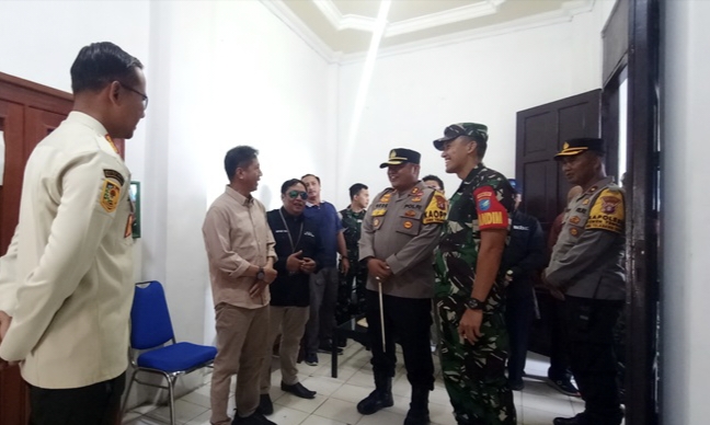 Pj Bupati Barito Utara Muhlis didampingi para pejabat meninjau kesiapan sekretariat PPK Teweh Tengah, Kamis 8 Februari 2024.(ist)