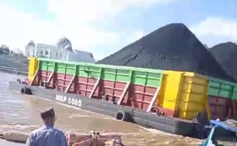 Kapal TB.MBP-132/BG. MBP-5005 menabrak fender Jembatan Pangulu Iban di Kabupaten Barito Utara, Kalimantan Tengah, Rabu 21 Februari 2024 sekitar pukul 08.00 WIB.(Tangkapan layar WAG)