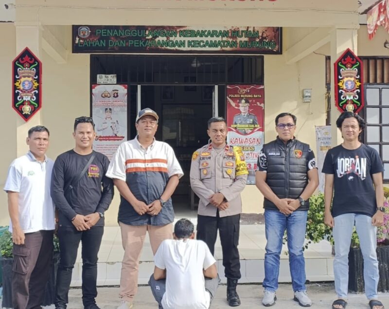 Personel Satreskrim Polres Barito Utara menangkap H (baju kaos putih duduk membelakangi) yang diduga mencabuli keponakan sendiri, sehingga korban hamil tujuh bulan. Pelaku ditangkap di Puruk Cahu, Kabupaten Murung Raya, Selasa 5 Maret 2024.(tegaklurus.net/Melki)  