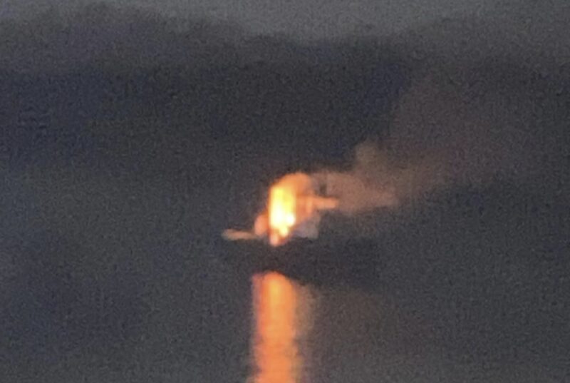 Kapal TB Hasyim terbakar dan meledak di Sungai Barito, wilayah Luwe, Kabupaten Barito Utara, Senin 25 Maret 2924 malam.(Screenshot WhatsApp Warga)