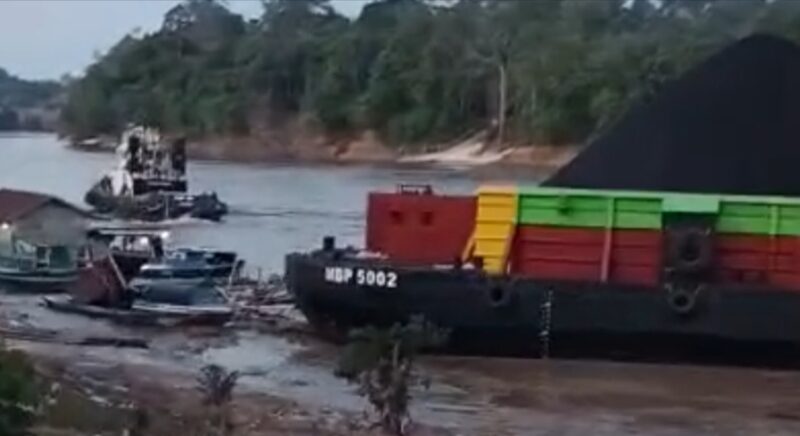 Tongkang angkutan batu bara milik PT Maruwai Coal Adaro menyeruduk lanting dan kelotok warga Benao Hulu, Kecamatan Lahei Barat, Kabupaten Barito Utara, Minggu 31 Maret 2024.(tegaklurus.net/melki) 