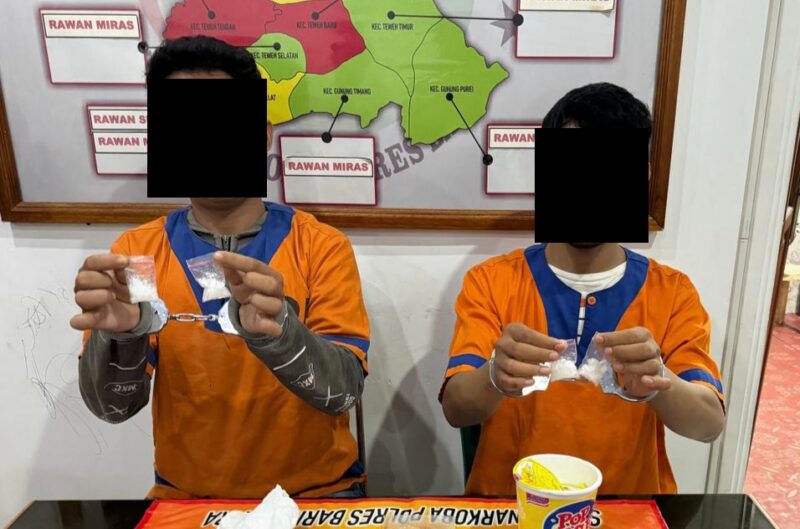 Tersangka RA dan TH ditangkap di Muara Teweh bersama barbuk, sabu 49,95 gram, Selasa 19 Maret 2024 dini hari.(Dok : Satresnarkoba Polres Barito Utara)