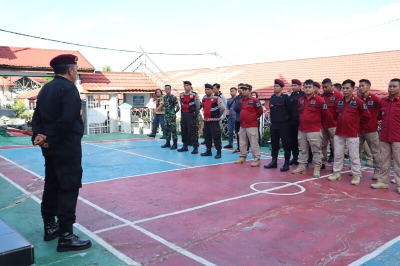 Lembaga Pemasyarakatan (Lapas) Kelas IIB Muara Teweh, Kabupaten Barito Utara, Kalimantan Tengah, menggelar Apel Siaga 3 + 1 (Berantas Halinar) dan razia gabungan, berkaitan peringatan 
Hari Bhakti Pemasyarakatan ke-60 dan deteksi dini gangguan keamanan. Kalapas Muara Teweh, Huzaifah Makmur Hidayah memimin apel , Jumat 5 April 2024.(tegaklurus.net/melki) 
