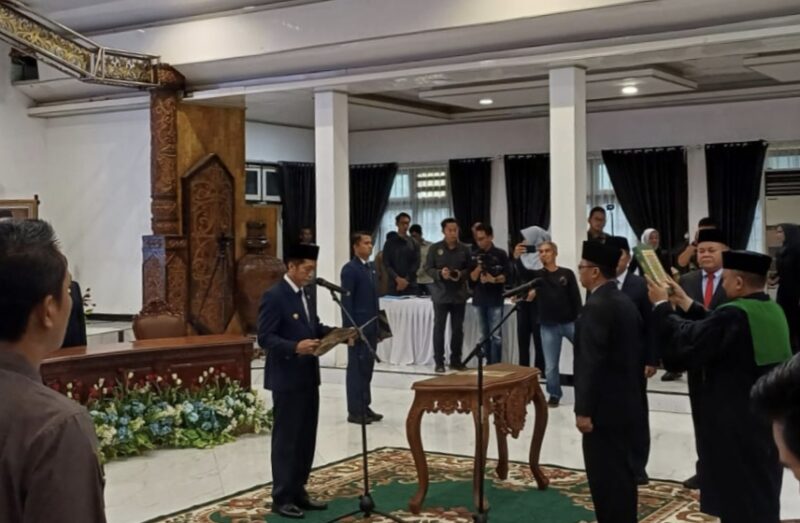 Pelantikan dan pengambilan sumpah jabatan Jufriansyah untuk kedua kalinya dalam rentang empat bulan sebagai Pj Sekda Kabupaten Barito Utara, Senin 1 April 2024.(tegaklurus.net/melki) 

