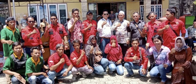 Ribuan warga Kabupaten Barito Utara berlebaran dan berhalal bihalal dengan Ketua DPC PKB sekaligus anggota DPRD Kalteng, caleg terpilih DPRD Barito Utara, dan kandidat kuat calon Bupati Barito Utara 2024-2029, Haji Gogo Purman Jaya,di Muara Teweh, Kamis 11 April 2024. (tegaklurus.net/melki)