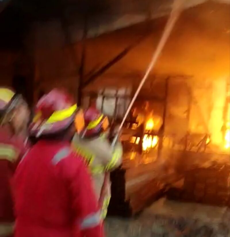 Bangunan bengkel sekaligus gudang bertingkat dua di Jalan Bukit Hijau, RT 33A, Kelurahan Lanjas, Muara Teweh, Kabupaten Barito Utara, ludes dilalap api, Selasa 30 April 2024, sekitar pukul 17.05 WIB.(Tegaklurus.net/Melki)  