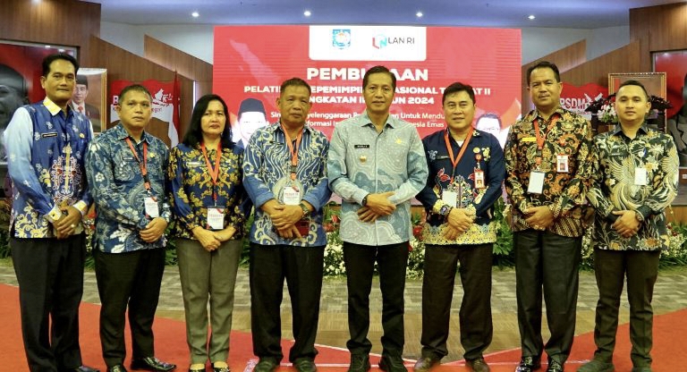 Lima orang pejabat eaelon II Pemkab Barito Utara  mengikuti PKN tingkat II di Kementerian Dalam Negeri (Kemendagri), Rabu 21 Februari 2024. Mereka berfoto dengan Pj Bupati Muhlis.(Tegaklurus.net/Melki)
