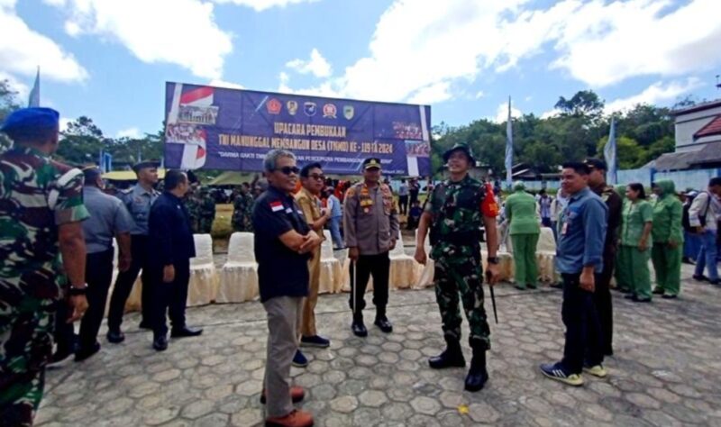 Dandim 1013/MTW Letkol (Inf) Agussalim Tuo bersama para pejabat meninjau lokasi TMMD di Kelurahan Jingah dan membagikan bantuan sosial, Selasa 20 Fwbruari 2024.(Tegaklurus.net/Dor Abramarsi)
