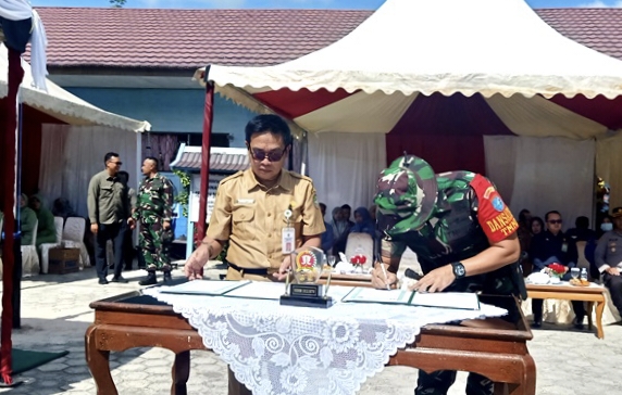 Mewakili Pj Bupati Muhlis, Asisten Sekda Bidang Pemerintahan dan Kesra Eveready Noor bersama Dandim 1013/MTW Letkol (Inf) Agussalim Tuo menandatangani naskah perjanjian TMMD Reguler ke-119 di Kelurahan Jingah, Selasa 20 Februari 2024.(Tegaklurus.net/dor abrams he)