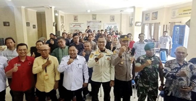 Camat Teweh Tengah, Jati Prayogo bersama pihak terkait, usai membuka rapat pleno rekapitulasi hasil perhitungan perolehan suara pemilu  2024 tingkat Kecamatan Teweh Tengah di Muara Teweh, Senin 19 Februari 2024.(Tegaklurus.net/dro abram he)