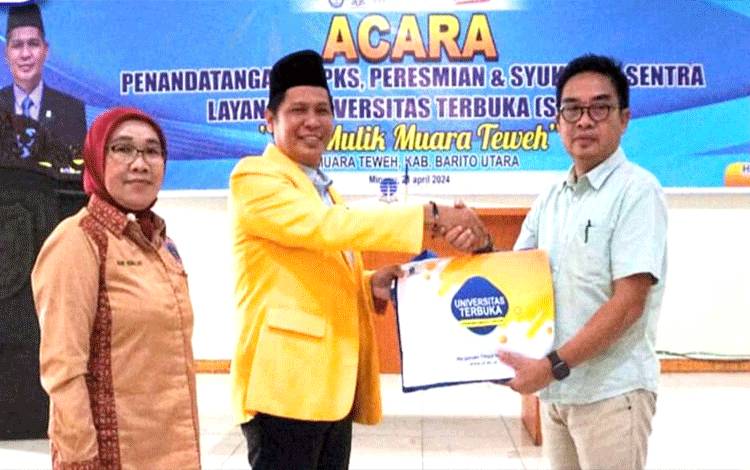 Asisten Sekda Barito Utara Eveready Noor meresmikan Sentra Layanan Universitas Terbuka (SALUT) “Iya Mulik Muara Teweh” di Muara Teweh, Minggu 21 April 2024.(TEGAKLURUS.net/dor abramarsi he)